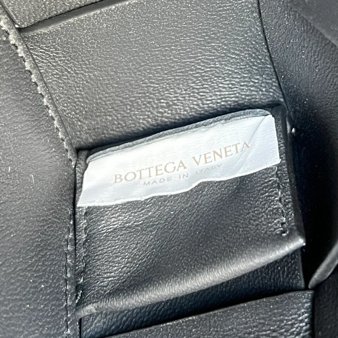 Batch 1520 B Home 708768 New version of CASSETTE ☑️ with matte black buckle. It’s really cool▪️ Triangular buckle details🔺 The details of the adjustment buckle are also Bottsga, matte pure black buckle. The texture is really invincible✔️Made of double-sided rappa sheepskin, retaining Bv’s classic woven elements. It is low-key and luxurious. It can not only enhance your style, but also instantly improve your temperament. Isn’t it cool~🤝 Size: 23x15x5